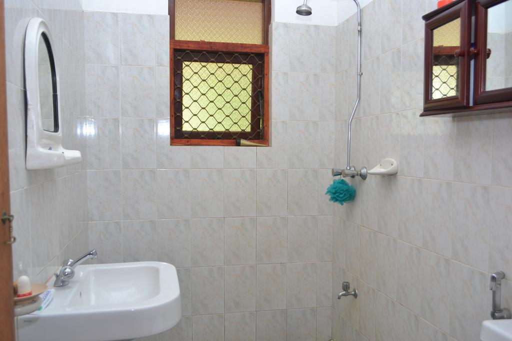 Beach House Negombo Esterno foto