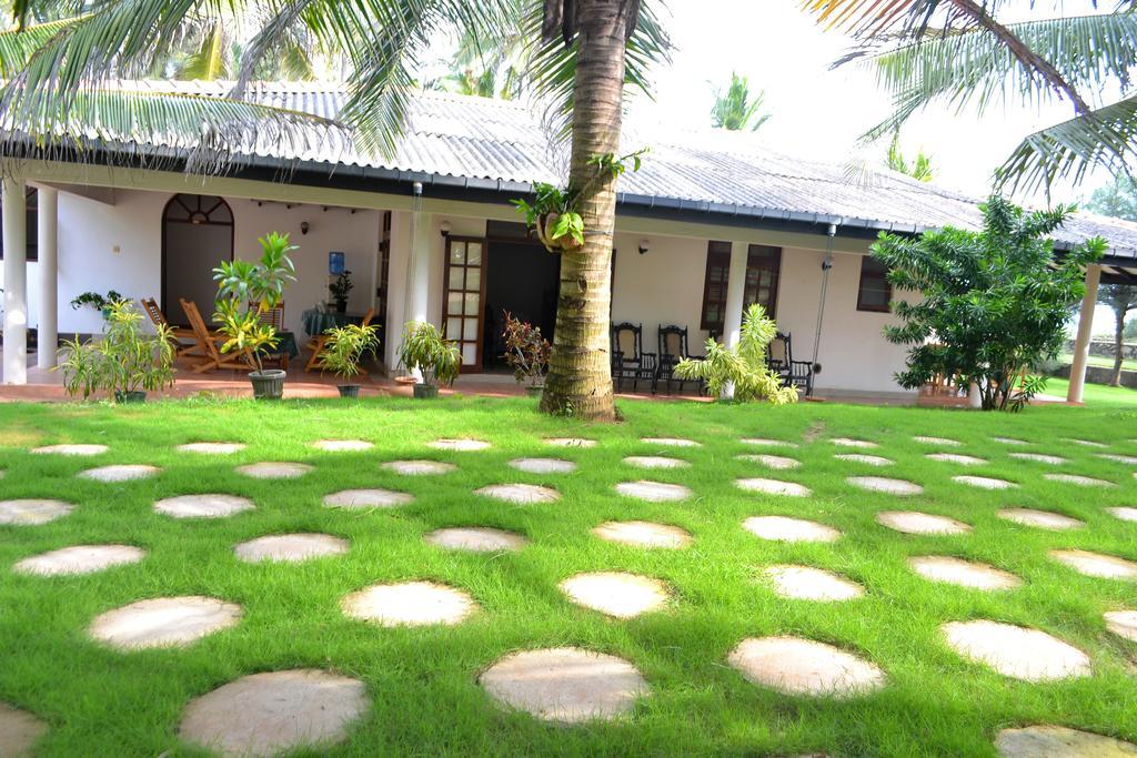 Beach House Negombo Esterno foto