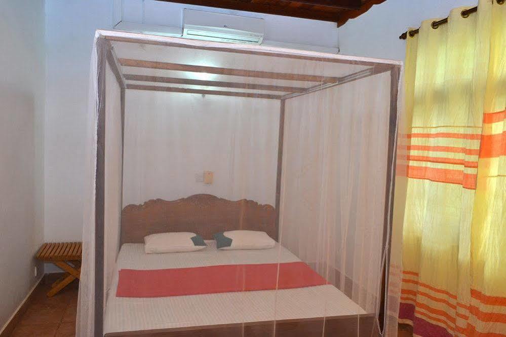 Beach House Negombo Esterno foto