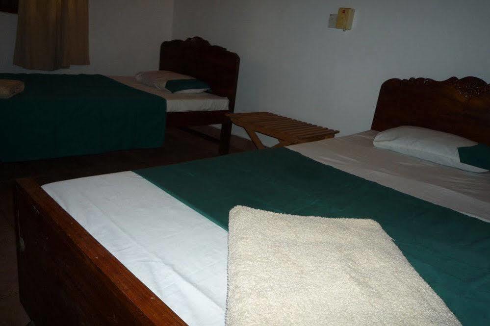 Beach House Negombo Esterno foto